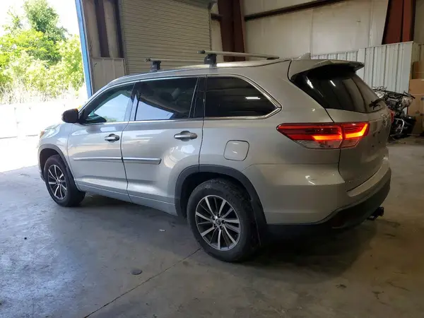 5TDJZRFH1JS869538 2018 TOYOTA HIGHLANDER - Image 2