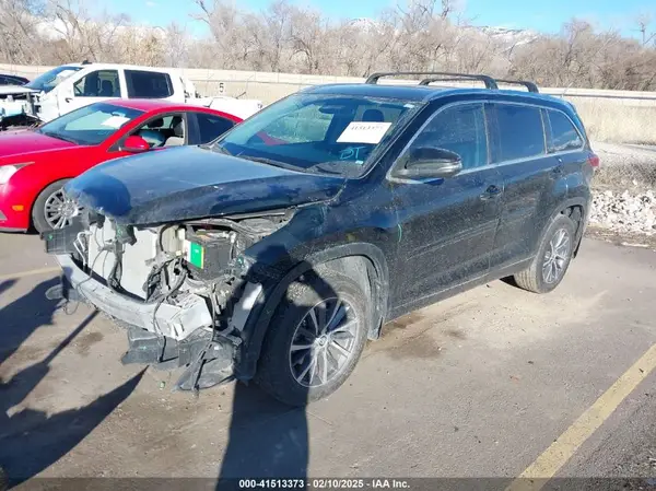5TDJZRFH1JS879096 2018 TOYOTA HIGHLANDER - Image 2
