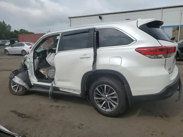 5TDJZRFH1JS884086 2018 TOYOTA HIGHLANDER - Image 2