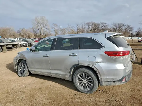 5TDJZRFH1JS885187 2018 TOYOTA HIGHLANDER - Image 2