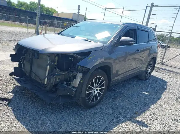 5TDJZRFH1JS895847 2018 TOYOTA HIGHLANDER - Image 2
