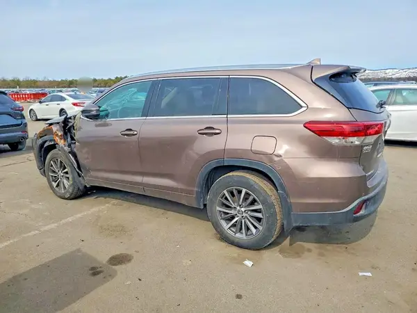 5TDJZRFH1JS902201 2018 TOYOTA HIGHLANDER - Image 2