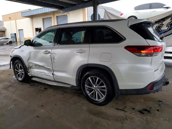 5TDJZRFH1JS902960 2018 TOYOTA HIGHLANDER - Image 2