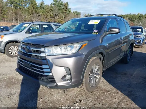 5TDJZRFH1JS902988 2018 TOYOTA HIGHLANDER - Image 2