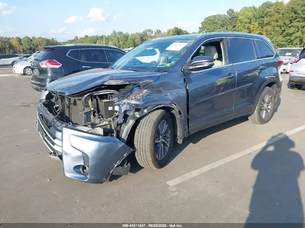 5TDJZRFH1JS908922 2018 TOYOTA HIGHLANDER - Image 2
