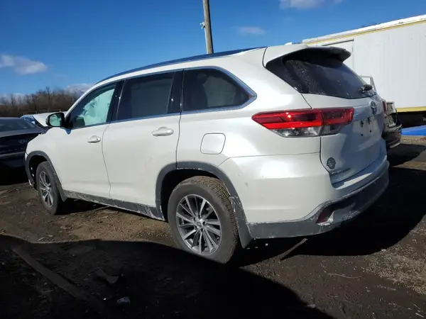 5TDJZRFH1KS563702 2019 TOYOTA HIGHLANDER - Image 2