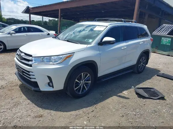 5TDJZRFH1KS564977 2019 TOYOTA HIGHLANDER - Image 2