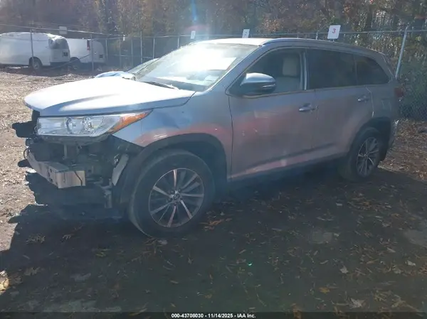 5TDJZRFH1KS567507 2019 TOYOTA HIGHLANDER - Image 2