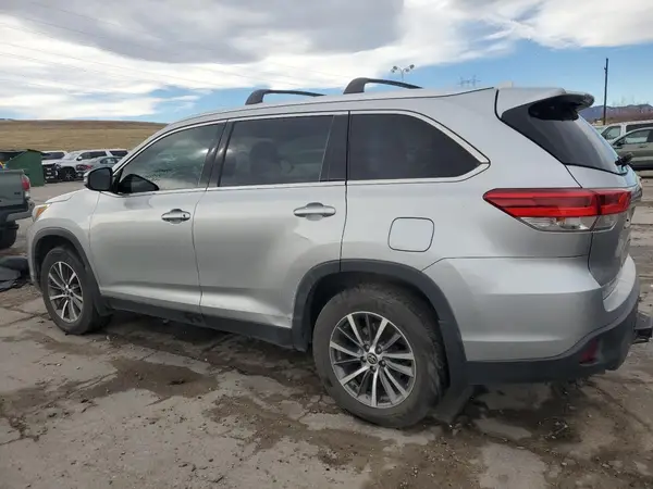 5TDJZRFH1KS570438 2019 TOYOTA HIGHLANDER - Image 2