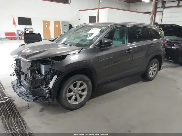 5TDJZRFH1KS572562 2019 TOYOTA HIGHLANDER - Image 2