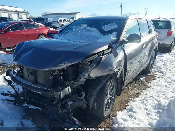 5TDJZRFH1KS573517 2019 TOYOTA HIGHLANDER - Image 2