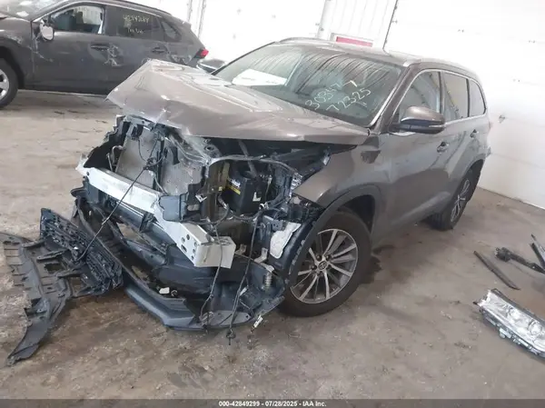 5TDJZRFH1KS578359 2019 TOYOTA HIGHLANDER - Image 2