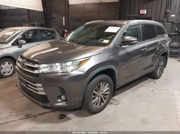 5TDJZRFH1KS593492 2019 TOYOTA HIGHLANDER - Image 2