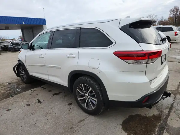 5TDJZRFH1KS595176 2019 TOYOTA HIGHLANDER - Image 2