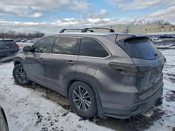 5TDJZRFH1KS599812 2019 TOYOTA HIGHLANDER - Image 2
