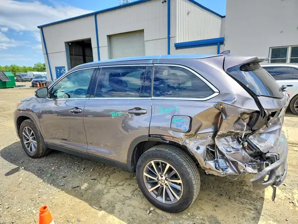 5TDJZRFH1KS625714 2019 TOYOTA HIGHLANDER - Image 2