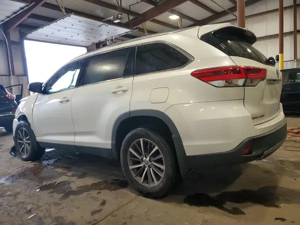 5TDJZRFH1KS629052 2019 TOYOTA HIGHLANDER - Image 2