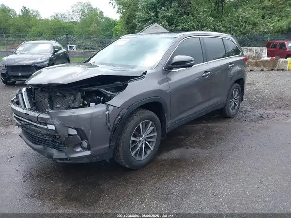 5TDJZRFH1KS735839 2019 TOYOTA HIGHLANDER - Image 2