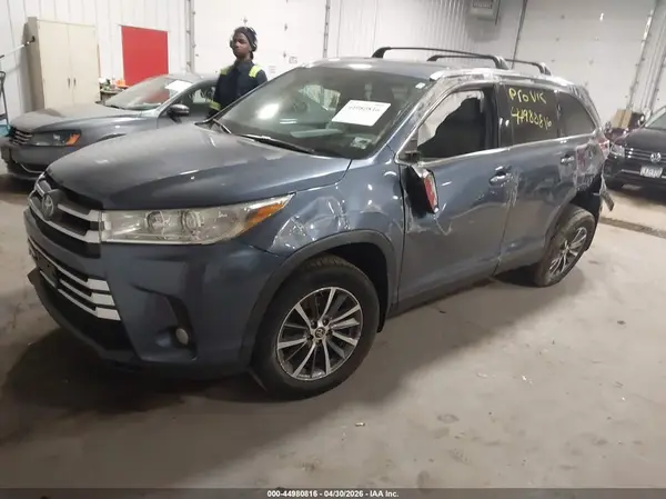 5TDJZRFH1KS739888 2019 TOYOTA HIGHLANDER - Image 2