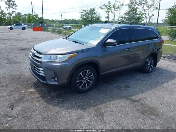 5TDJZRFH1KS918075 2019 TOYOTA HIGHLANDER - Image 2