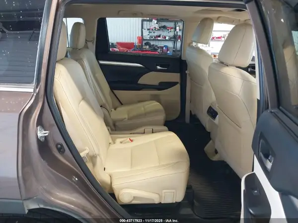 5TDJZRFH1KS946863 2019 TOYOTA HIGHLANDER - Image 8