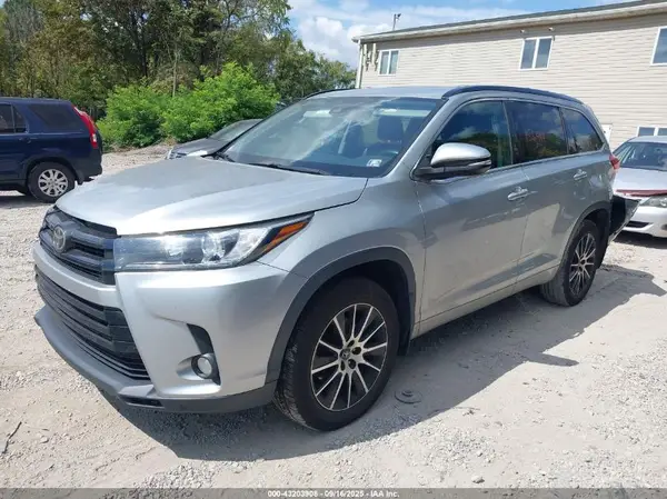 5TDJZRFH2HS361282 2017 TOYOTA HIGHLANDER - Image 2