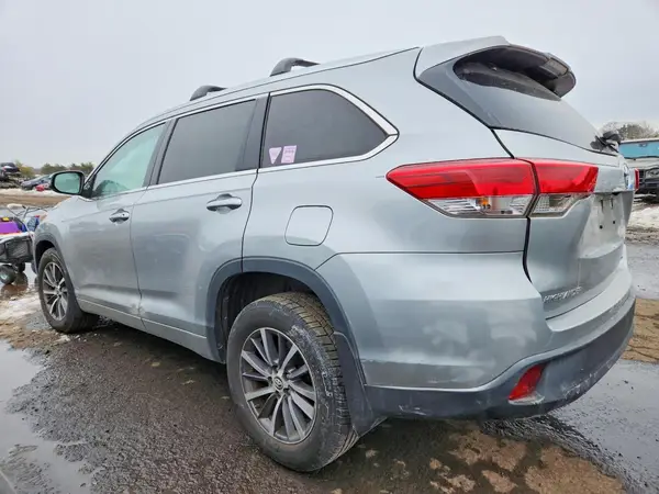 5TDJZRFH2HS367146 2017 TOYOTA HIGHLANDER - Image 2