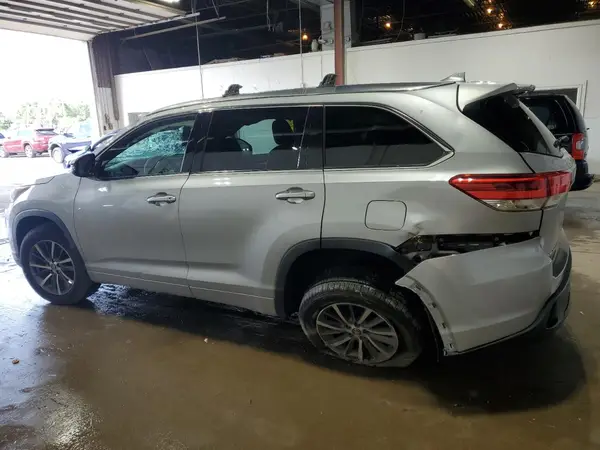 5TDJZRFH2HS377031 2017 TOYOTA HIGHLANDER - Image 2