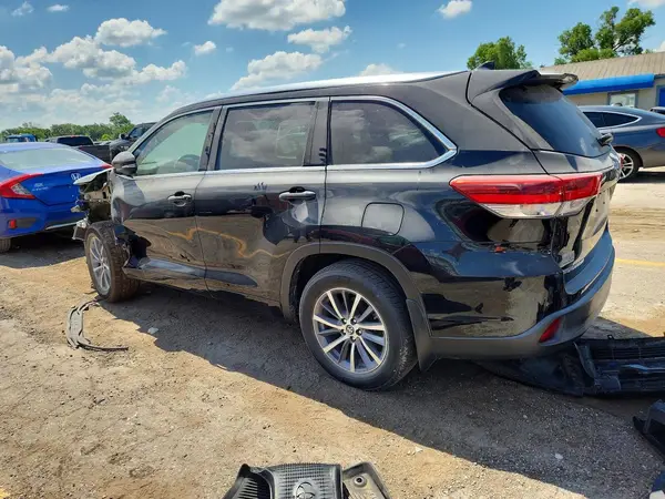 5TDJZRFH2HS383993 2017 TOYOTA HIGHLANDER - Image 2