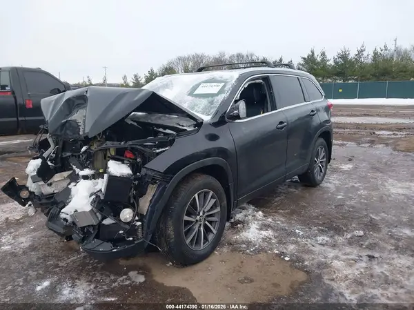 5TDJZRFH2HS388000 2017 TOYOTA HIGHLANDER - Image 2