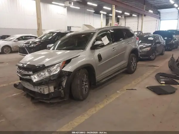 5TDJZRFH2HS388353 2017 TOYOTA HIGHLANDER - Image 2