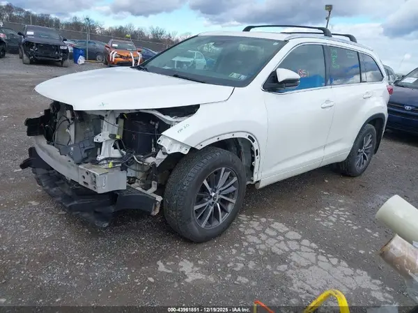 5TDJZRFH2HS390491 2017 TOYOTA HIGHLANDER - Image 2