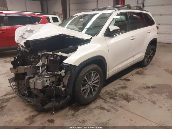 5TDJZRFH2HS393214 2017 TOYOTA HIGHLANDER - Image 2