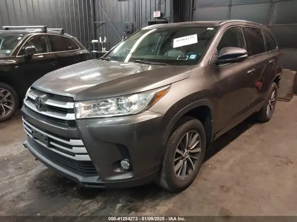 5TDJZRFH2HS393259 2017 TOYOTA HIGHLANDER - Image 2