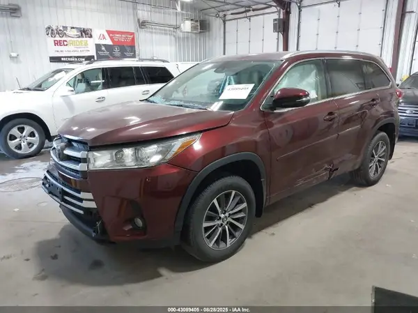 5TDJZRFH2HS394184 2017 TOYOTA HIGHLANDER - Image 2