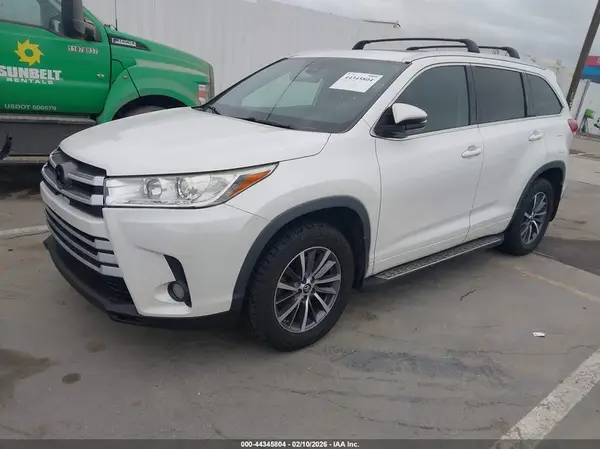 5TDJZRFH2HS398137 2017 TOYOTA HIGHLANDER - Image 2