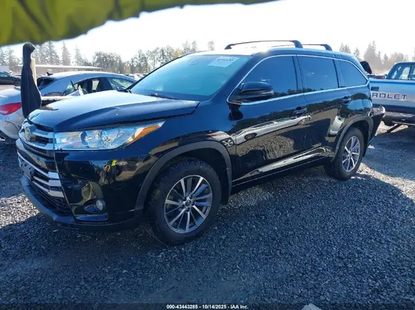 5TDJZRFH2HS401344 2017 TOYOTA HIGHLANDER - Image 2