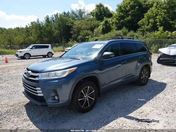 5TDJZRFH2HS406429 2017 TOYOTA HIGHLANDER - Image 2