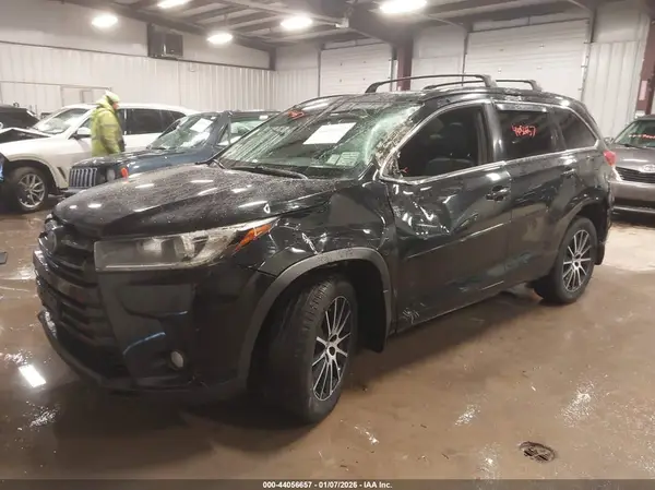 5TDJZRFH2HS416930 2017 TOYOTA HIGHLANDER - Image 2
