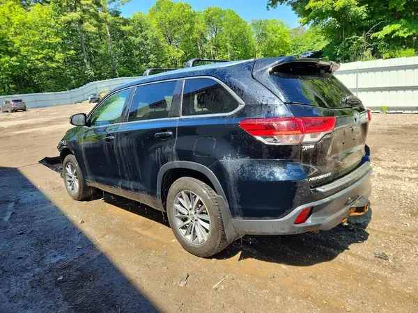 5TDJZRFH2HS417589 2017 TOYOTA HIGHLANDER - Image 2