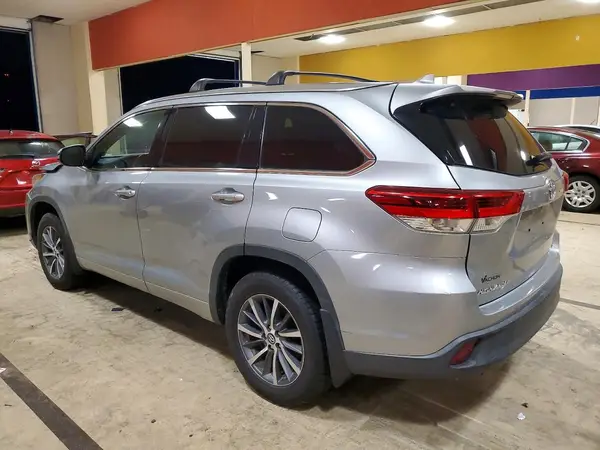 5TDJZRFH2HS418564 2017 TOYOTA HIGHLANDER - Image 2