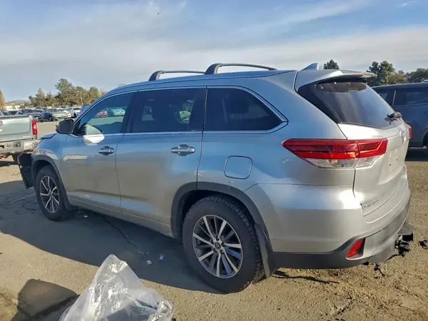 5TDJZRFH2HS425238 2017 TOYOTA HIGHLANDER - Image 2