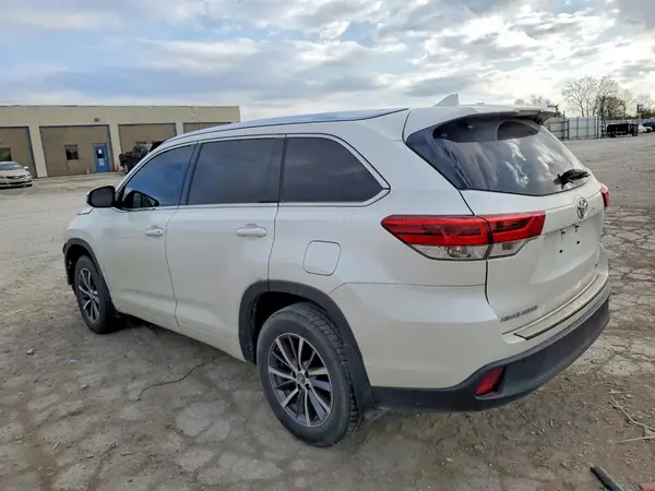 5TDJZRFH2HS437535 2017 TOYOTA HIGHLANDER - Image 2