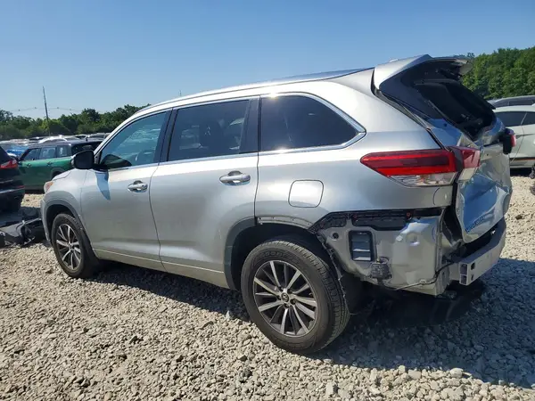 5TDJZRFH2HS439902 2017 TOYOTA HIGHLANDER - Image 2