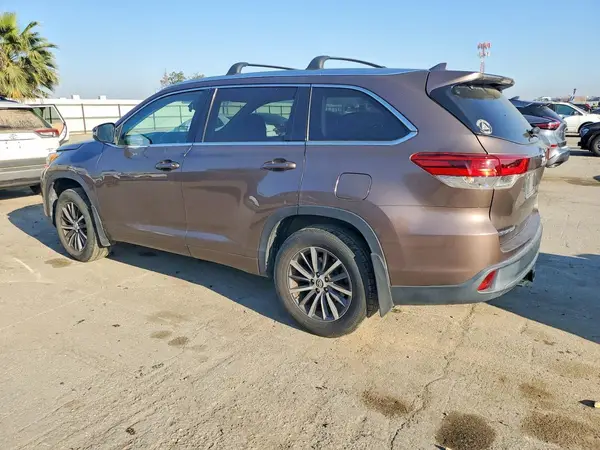 5TDJZRFH2HS447644 2017 TOYOTA HIGHLANDER - Image 2