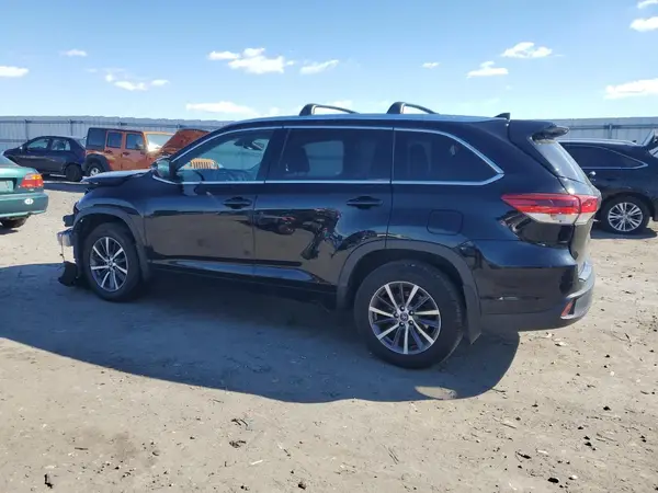 5TDJZRFH2HS456683 2017 TOYOTA HIGHLANDER - Image 2