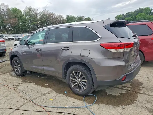5TDJZRFH2HS456991 2017 TOYOTA HIGHLANDER - Image 2