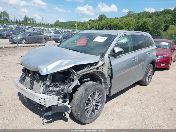 5TDJZRFH2HS458935 2017 TOYOTA HIGHLANDER - Image 2