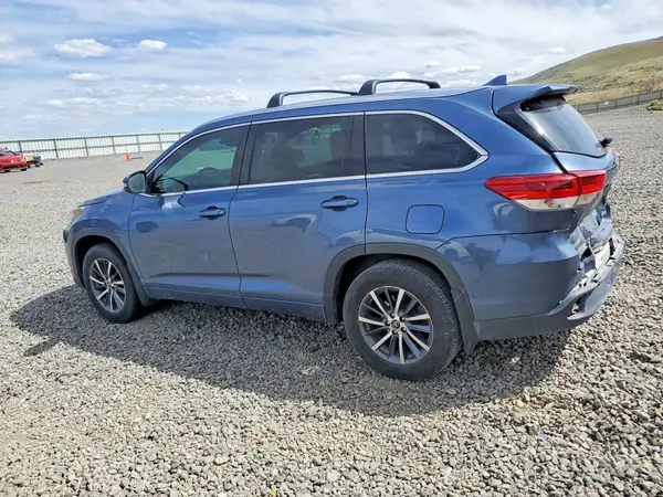 5TDJZRFH2HS469918 2017 TOYOTA HIGHLANDER - Image 2