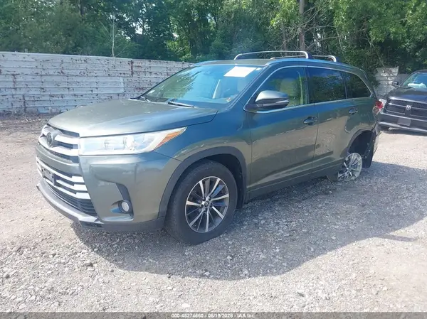 5TDJZRFH2HS482961 2017 TOYOTA HIGHLANDER - Image 2